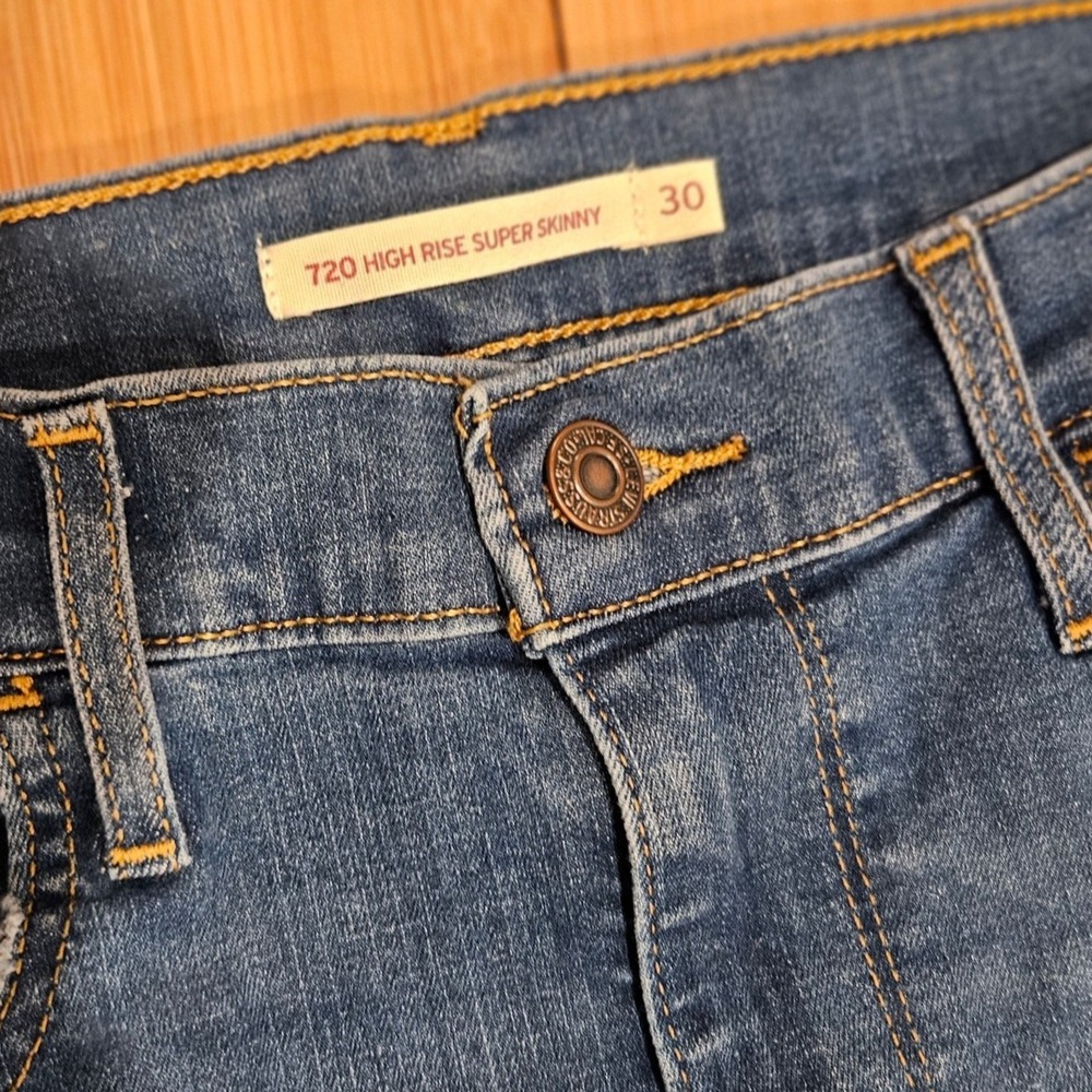 Levis 720 High Rise Super Skinny Jeans Size 30 Distressed Medium Wash Denim - Picture 2 of 5